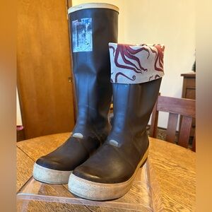 XTRATUF Women’s 15” High Legacy Boots Salmon Sisters Octopus Print Liner Size 8